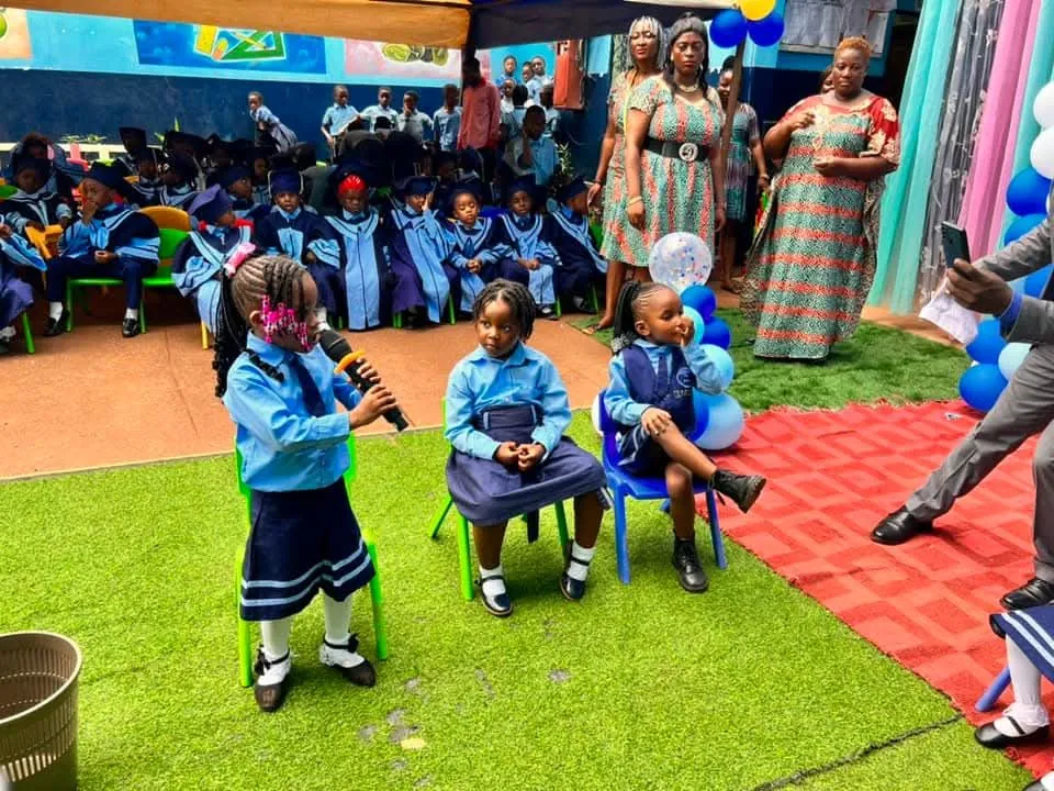 Élèves de maternelle BASNPS sur scène lors de la cérémonie de fin d'année
