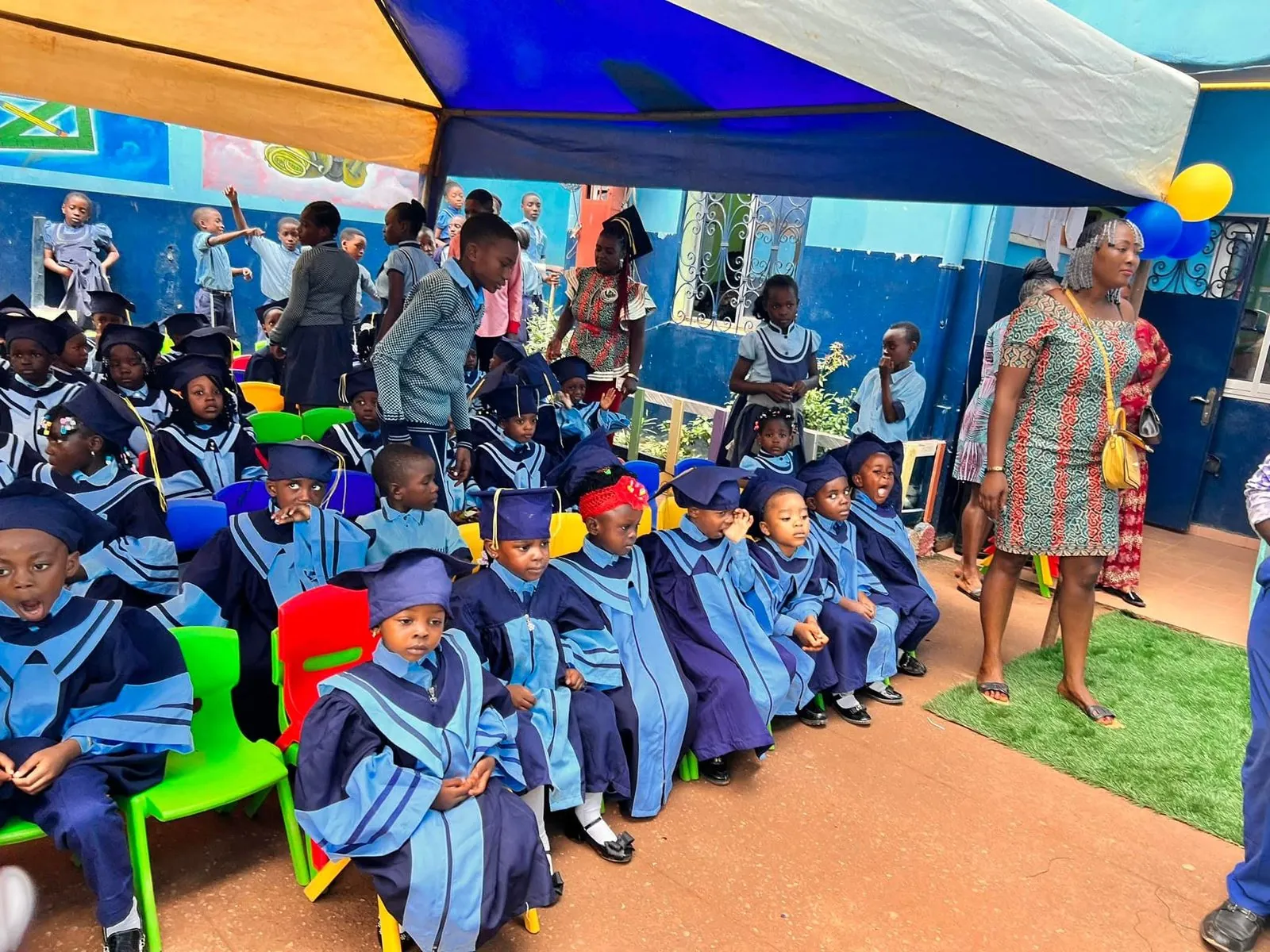 Élèves de maternelle assis lors de leur cérémonie de diplôme