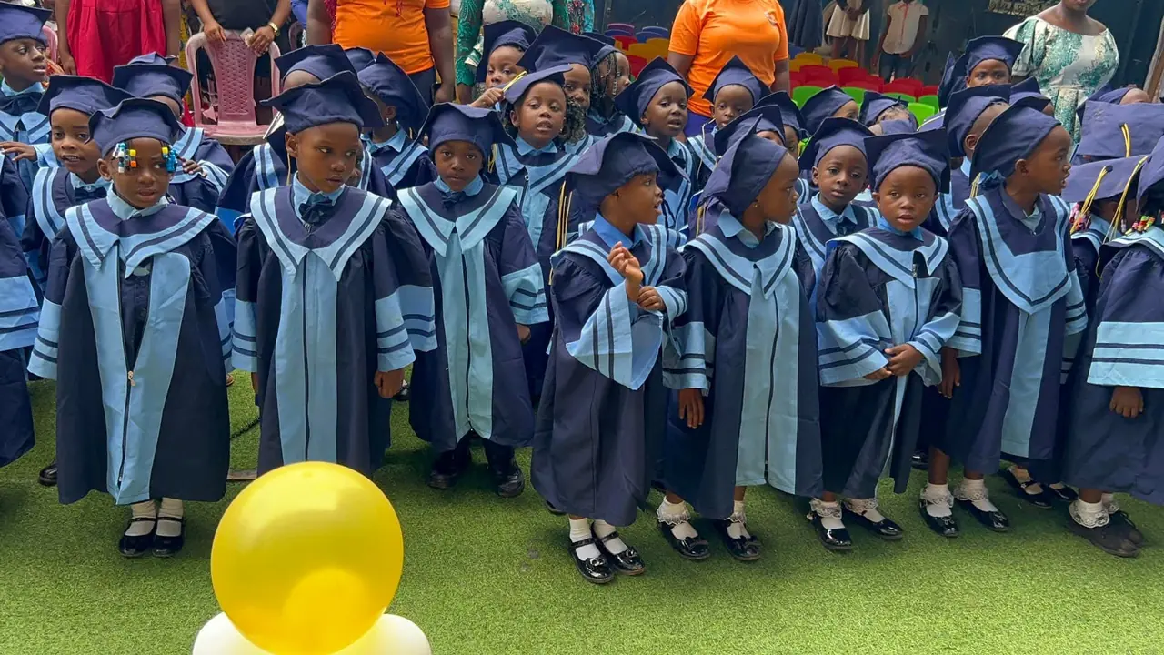 Élèves BASNPS en toge, fièrement alignés lors de leur cérémonie de remise de diplômes